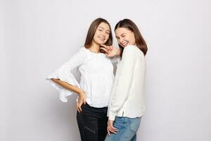 deux en riant les filles dans blanc Vide t-shirts à la recherche dans le caméra photo