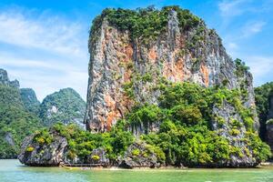 roches et paysage de mer sur l'île en thaïlande, phuket photo