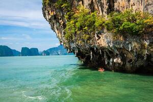 énorme calcaire falaise dans le phang nga baie, Thaïlande photo