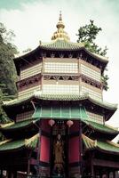 guan yin pagode à endroit de tigre la grotte temple wat tham suea krabi. Thaïlande photo