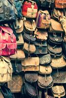 marocain cuir des biens Sacs dans une rangée à Extérieur marché photo