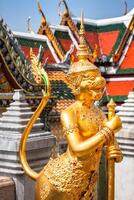 d'or angle à wat phra Kaéo, temple de le émeraude Bouddha et le Accueil de le thaïlandais roi. wat phra Kaeo est un de de Bangkok plus célèbre touristique des sites et il a été construit dans 1782 à Bangkok, Thaïlande. photo