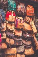 marocain cuir des biens Sacs dans une rangée à Extérieur marché photo