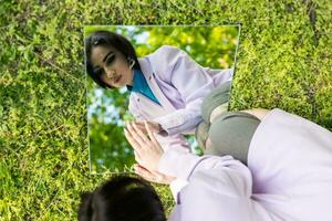 portrait dans le miroir de une magnifique fille contre le ciel photo