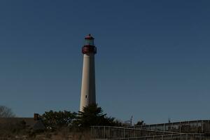 cette est cap mai point phare vu de le plage. le grand blanc structure avec rouge métal sert comme une balise de sécurité. photo