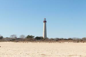 cette est cap mai point phare vu de le plage. le grand blanc structure avec rouge métal sert comme une balise de sécurité. photo