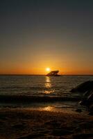 le coucher du soleil plage dans cap mai Nouveau Jersey où vous pouvez avoir une génial vue de le Soleil Aller vers le bas à travers le océan et le baie. le réflexion de le Soleil sur le l'eau avec le creux navire regards donc belle. photo