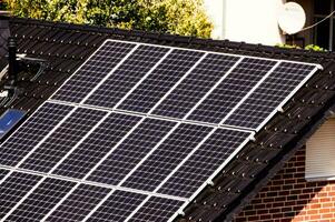 solaire panneaux sur le toit de une maison photo