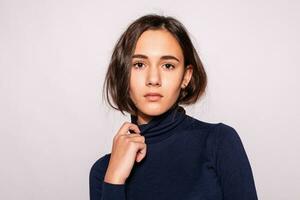 photo de positif Jeune agréable femme dans Jaune au genou