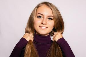 photo de positif Jeune agréable femme dans Jaune au genou