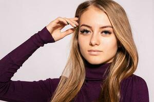 photo de positif Jeune agréable femme dans Jaune au genou