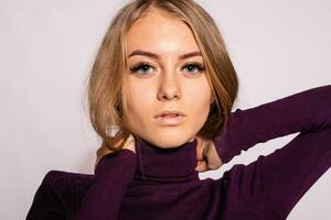 photo de positif Jeune agréable femme dans Jaune au genou