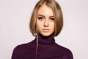 photo de positif Jeune agréable femme dans Jaune au genou