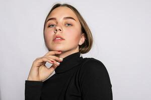 photo de positif Jeune agréable femme dans Jaune au genou