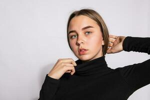 photo de positif Jeune agréable femme dans Jaune au genou