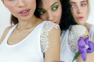 portrait de Trois magnifique multiracial Jeune femmes avec différent les types de peau photo