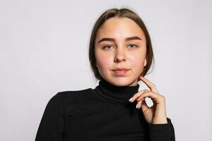 photo de positif Jeune agréable femme dans Jaune au genou