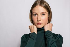 photo de positif Jeune agréable femme dans Jaune au genou