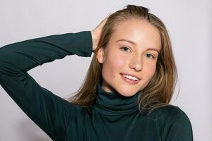 photo de positif Jeune agréable femme dans Jaune au genou