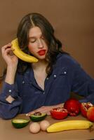 Jeune femme dans groupe de fruit. soins de santé. photo