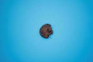 Chocolat tronçon biscuits sur une brillant bleu photo