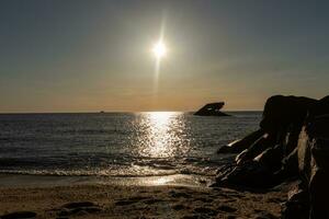 le coucher du soleil plage dans cap mai Nouveau Jersey où vous pouvez avoir une génial vue de le Soleil Aller vers le bas à travers le océan et le baie. le réflexion de le Soleil sur le l'eau avec le creux navire regards donc belle. photo