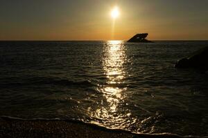 le coucher du soleil plage dans cap mai Nouveau Jersey où vous pouvez avoir une génial vue de le Soleil Aller vers le bas à travers le océan et le baie. le réflexion de le Soleil sur le l'eau avec le creux navire regards donc belle. photo