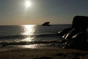 le coucher du soleil plage dans cap mai Nouveau Jersey où vous pouvez avoir une génial vue de le Soleil Aller vers le bas à travers le océan et le baie. le réflexion de le Soleil sur le l'eau avec le creux navire regards donc belle. photo