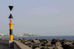 une Jaune et noir pôle avec une lumière sur il photo