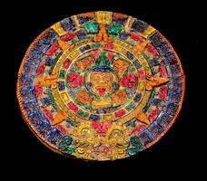 une coloré, décoratif assiette avec une maya conception photo