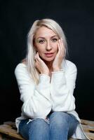 portrait de une magnifique Jeune attrayant femme dans une blanc chandail photo