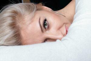 portrait de une magnifique Jeune attrayant femme dans une blanc chandail photo