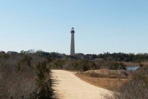 cette est un image de cap mai point phare de une en marchant chemin cette a été proche par. je l'amour le rouge métal à le Haut de cette phare et le blanc la tour. le magnifique en marchant chemin regards Jaune. photo