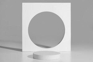 vide cylindrique Plate-forme et carré élément avec rond ouverture sur gris photo