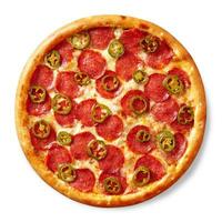 épicé Pizza avec pepperoni, tomate sauce, mozzarella et jalapeno isolé sur blanc photo