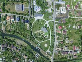 aérien vue de vert de banlieue zone avec privé Résidentiel bâtiments sur rivière banques photo