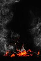 Feu flammes et embrasé charbons sur gril sur noir Contexte avec des étincelles et blanc fumée photo