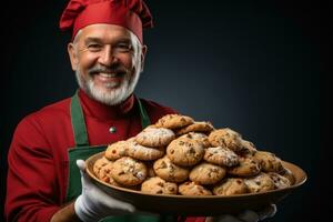 boulanger en présentant fait maison Noël biscuits isolé sur une pente Contexte photo