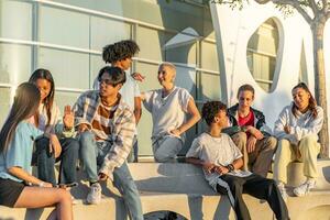 gros groupe de content adolescent copains parlant dans une banc dans le rue de le étudiant Campus. photo
