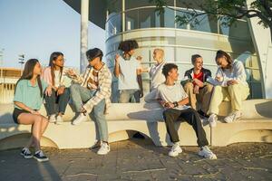 gros groupe de content adolescent copains parlant dans une banc dans le rue de le étudiant Campus. photo