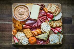 variété de fromage et craquelins sur une en bois planche. Haut vue photo