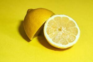 citron sur une Jaune Contexte. le concept de en bonne santé alimentaire. photo