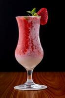 fraise Milk-shake dans une verre sur une noir Contexte photo