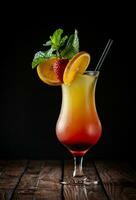 cocktail avec orange, fraise et menthe sur une foncé Contexte photo