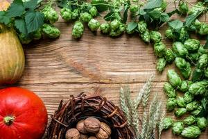 l'automne Contexte avec citrouilles, blé pointes, des noisettes, vigne, le houblon sur en bois Contexte. Haut vue photo