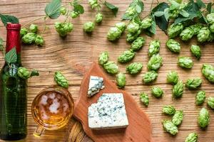 Bière Contexte. Frais Bière et le salé fromage sur une en bois tableau. Haut vue photo