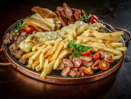 grillé Viande avec français frites et des légumes sur une métal plaque. photo