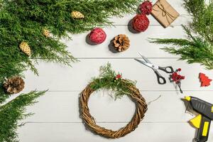 Noël couronne décoration avec Fait main DIY, faire il par toi-même. photo