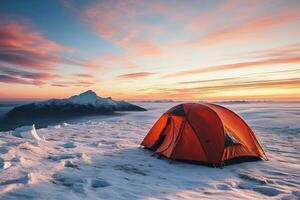 tente lancé sur glacé sommet à crépuscule Contexte avec vide espace pour texte photo