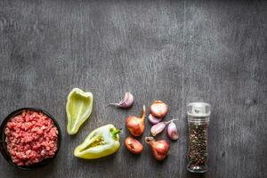 composition de brut Viande avec des légumes et pimenter sur en bois Contexte photo